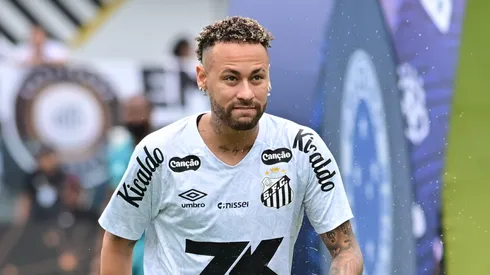 Neymar Jr jogador do Santos durante aquecimento antes da partida contra o Cruzeiro no estadio Vila Belmiro pelo campeonato Brasileiro A 2025. Foto: Jota Erre/AGIF