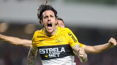 Jean Carlos jogador do Criciuma comemora seu gol durante partida contra o Remo no estadio Mangueirao pelo campeonato Brasileiro B 2025. Foto: Fernando Torres/AGIF