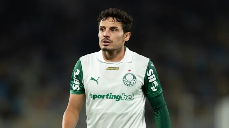 RJ - RIO DE JANEIRO - 23/07/2025 - BRASILEIRO A 2025, FLUMINENSE X PALMEIRAS - Raphael Veiga jogador do Palmeiras durante partida contra o Fluminense no estadio Maracana pelo campeonato Brasileiro A 2025. Foto: Jorge Rodrigues/AGIF