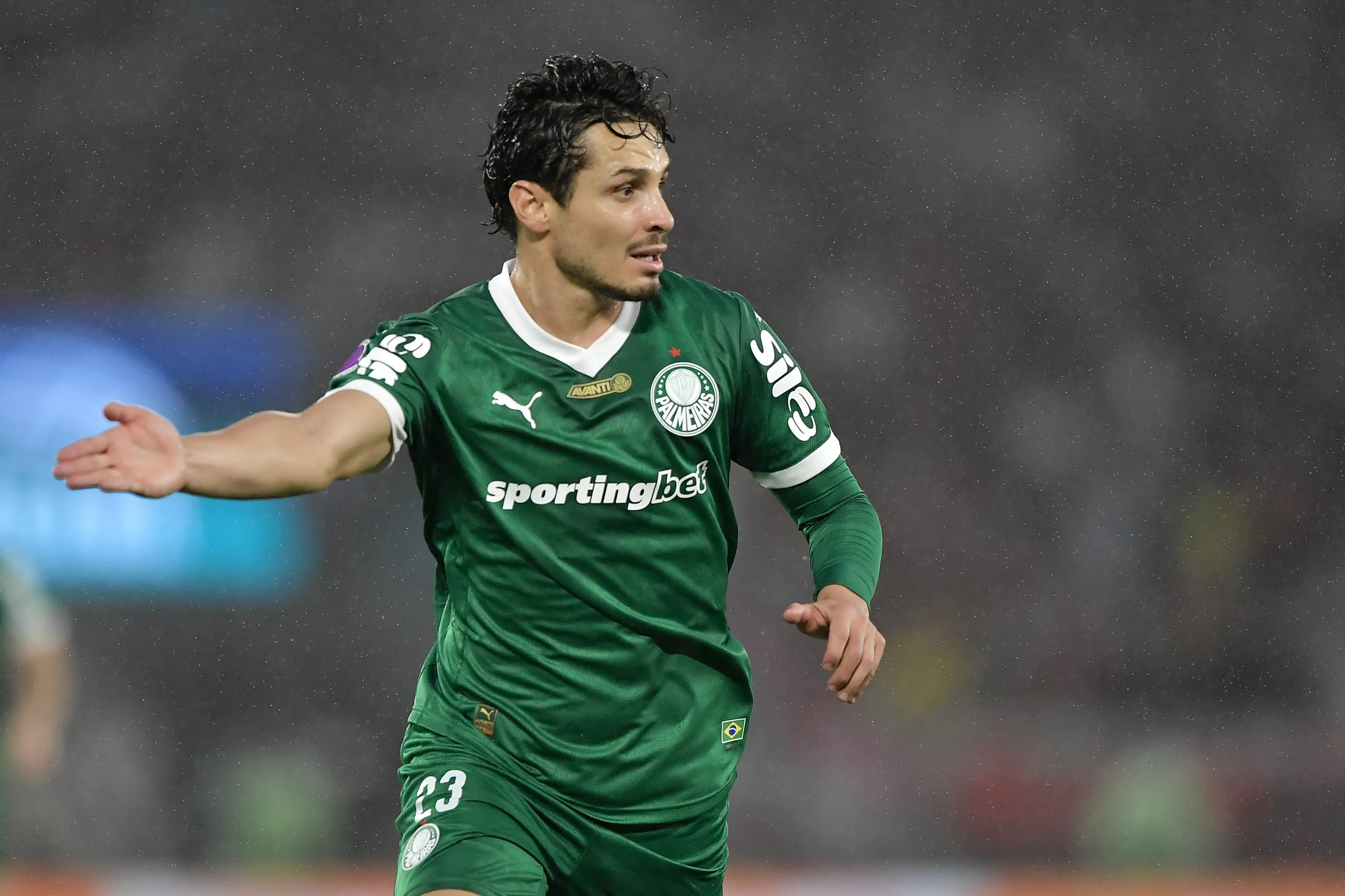 RJ – RIO DE JANEIRO – 19/10/2025 – BRASILEIRO A 2025, FLAMENGO X PALMEIRAS – Raphael Veiga jogador do Palmeiras durante partida contra o Flamengo no estadio Maracana pelo campeonato Brasileiro A 2025. Foto: Thiago Ribeiro/AGIF