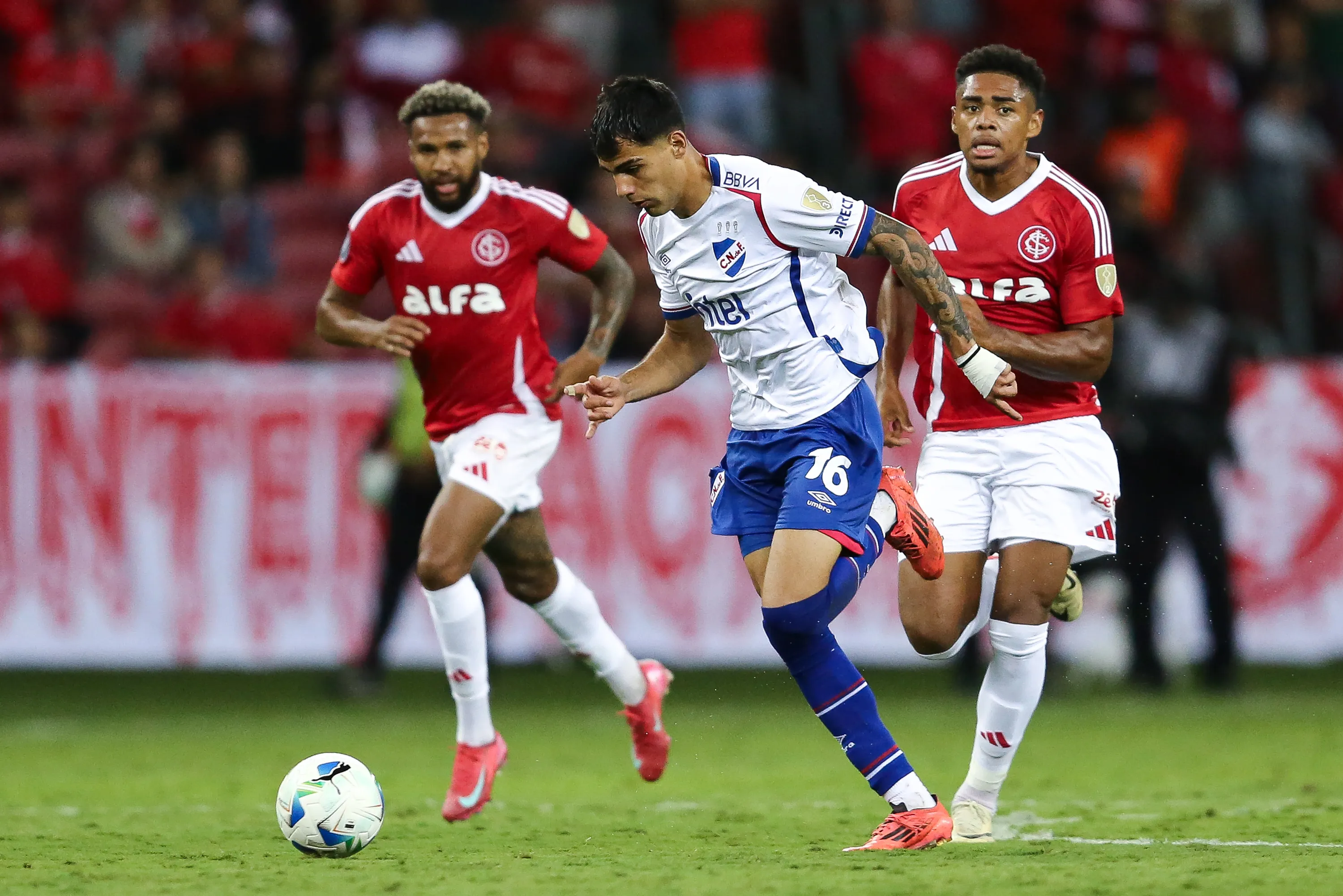 PORTO ALEGRE, BRAZIL – APRIL 22: Victor Gabriel of Internacional and Lucas Villalba of Nacional compete for the ball during the Copa CONMEBOL Libertadores Group F match between Internacional and Nacional at Beira-Rio Stadium on April 22, 2025 in Porto Alegre, Brazil. (Photo by Pedro H. Tesch/Getty Images)
