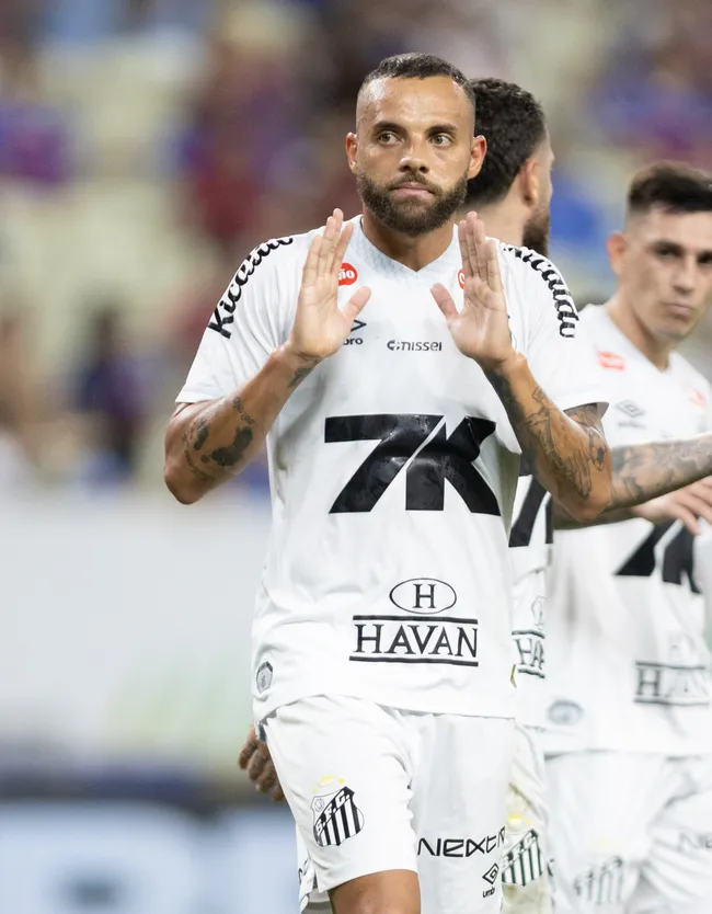 Guilherme jogador do Santos comemora seu gol durante partida contra o Fortaleza no estadio Arena Castelao pelo campeonato Brasileiro A 2025. Foto: Baggio Rodrigues/AGIF