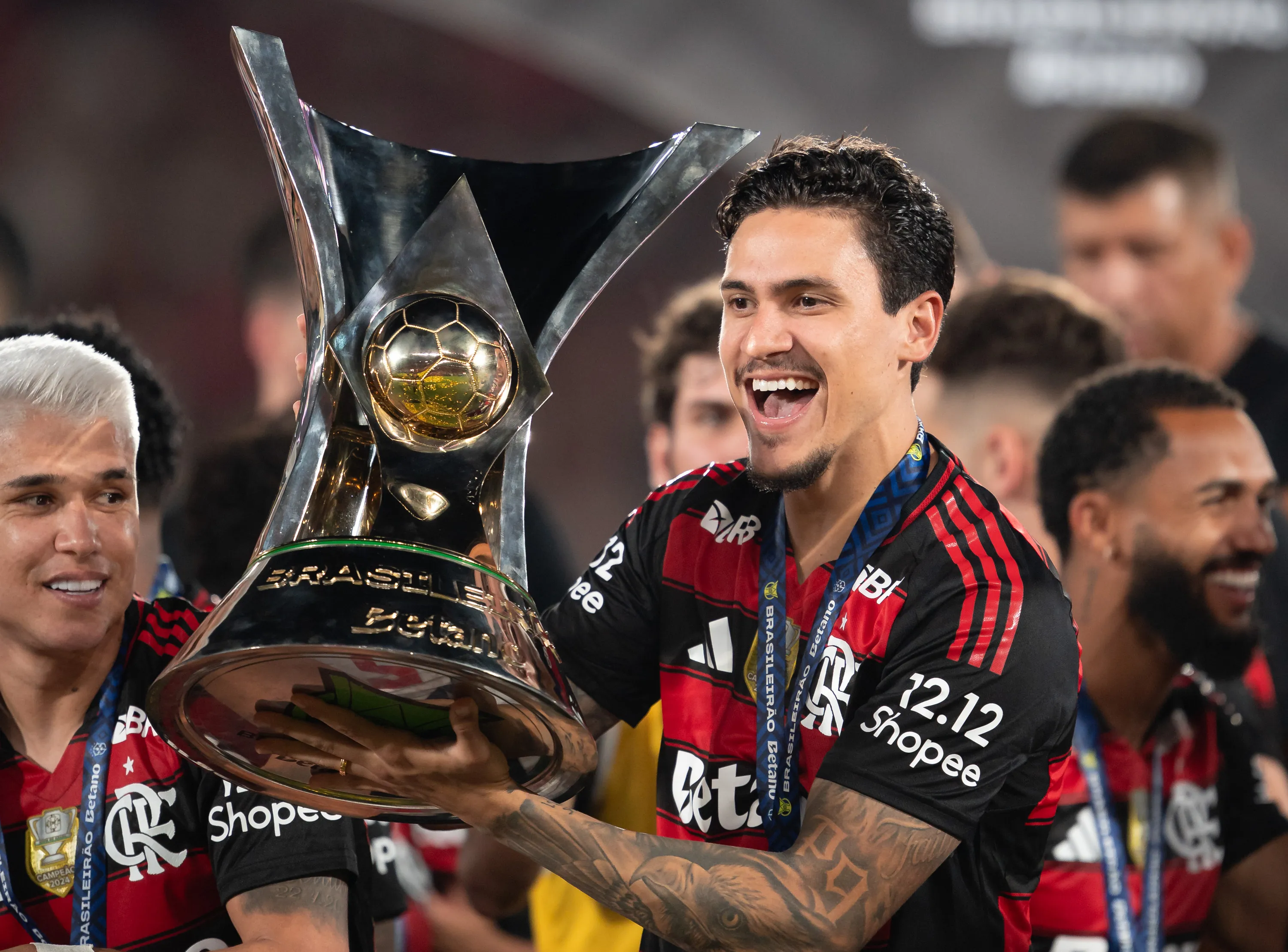 Pedro jogador do Flamengo levanta a taca de campeao durante cerimonia de premiacao ao final da partida contra o Ceara no estadio Maracana pela decisao do campeonato Brasileiro A 2025. Foto: Jorge Rodrigues/AGIF