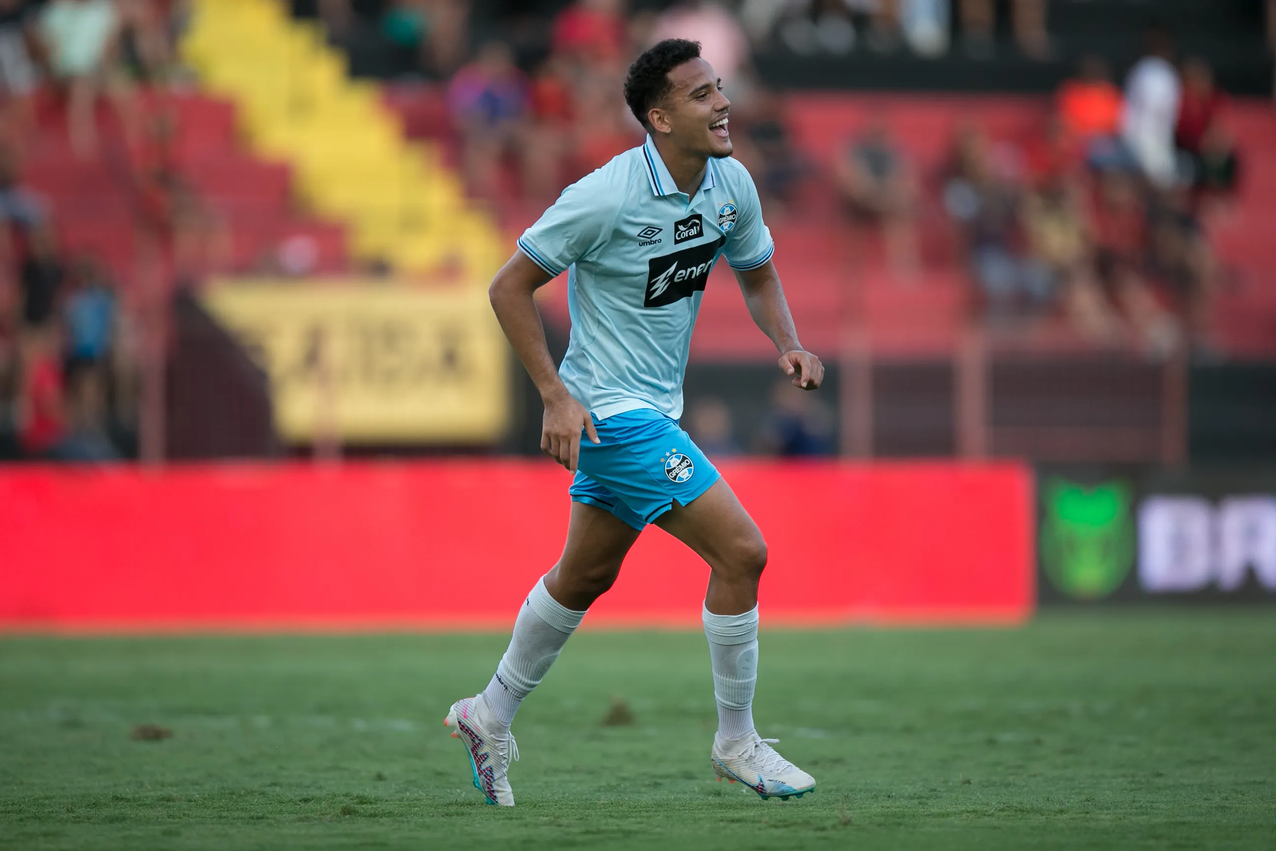 Gustavo Martins, jogador do Grêmio, comemora seu gol durante a partida contra o Sport – Foto: Marlon Costa/AGIF
