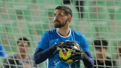 O goleiro Andres Gudiño do Cruz Azul se aquece durante a partida da 9ª rodada entre Santos Laguna e Cruz Azul como parte do Torneo Clausura 2025 Liga MX no Corona Stadium em 19 de fevereiro de 2025 em Torreon, México. (Foto de Manuel Guadarrama/Getty Images)