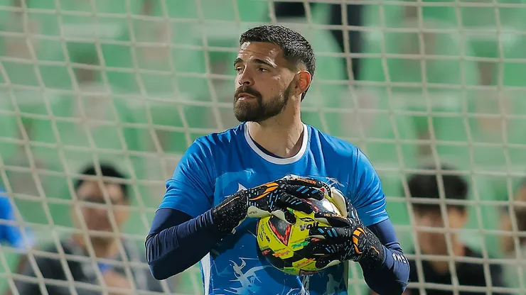 O goleiro Andres Gudiño do Cruz Azul se aquece durante a partida da 9ª rodada entre Santos Laguna e Cruz Azul como parte do Torneo Clausura 2025 Liga MX no Corona Stadium em 19 de fevereiro de 2025 em Torreon, México. (Foto de Manuel Guadarrama/Getty Images)