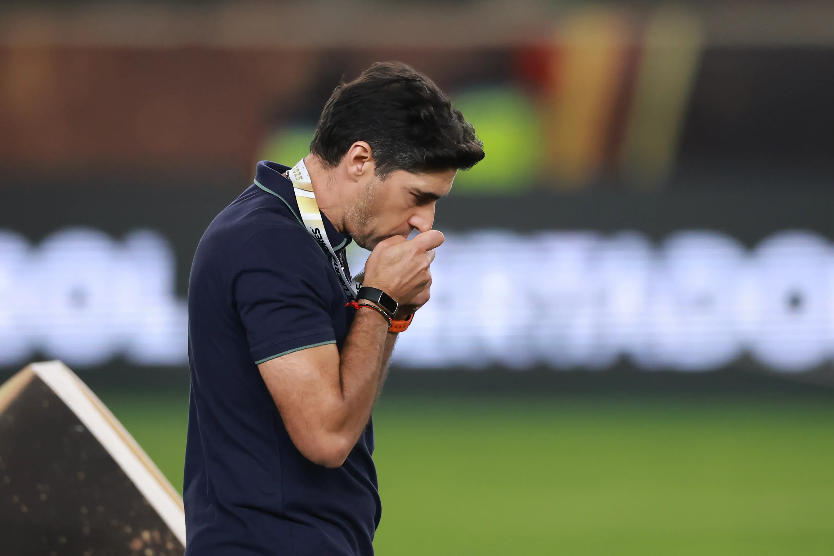 Abel Ferreira beija a medalha de vice-campeão da América.  (Photo by Hector Vivas/Getty Images)