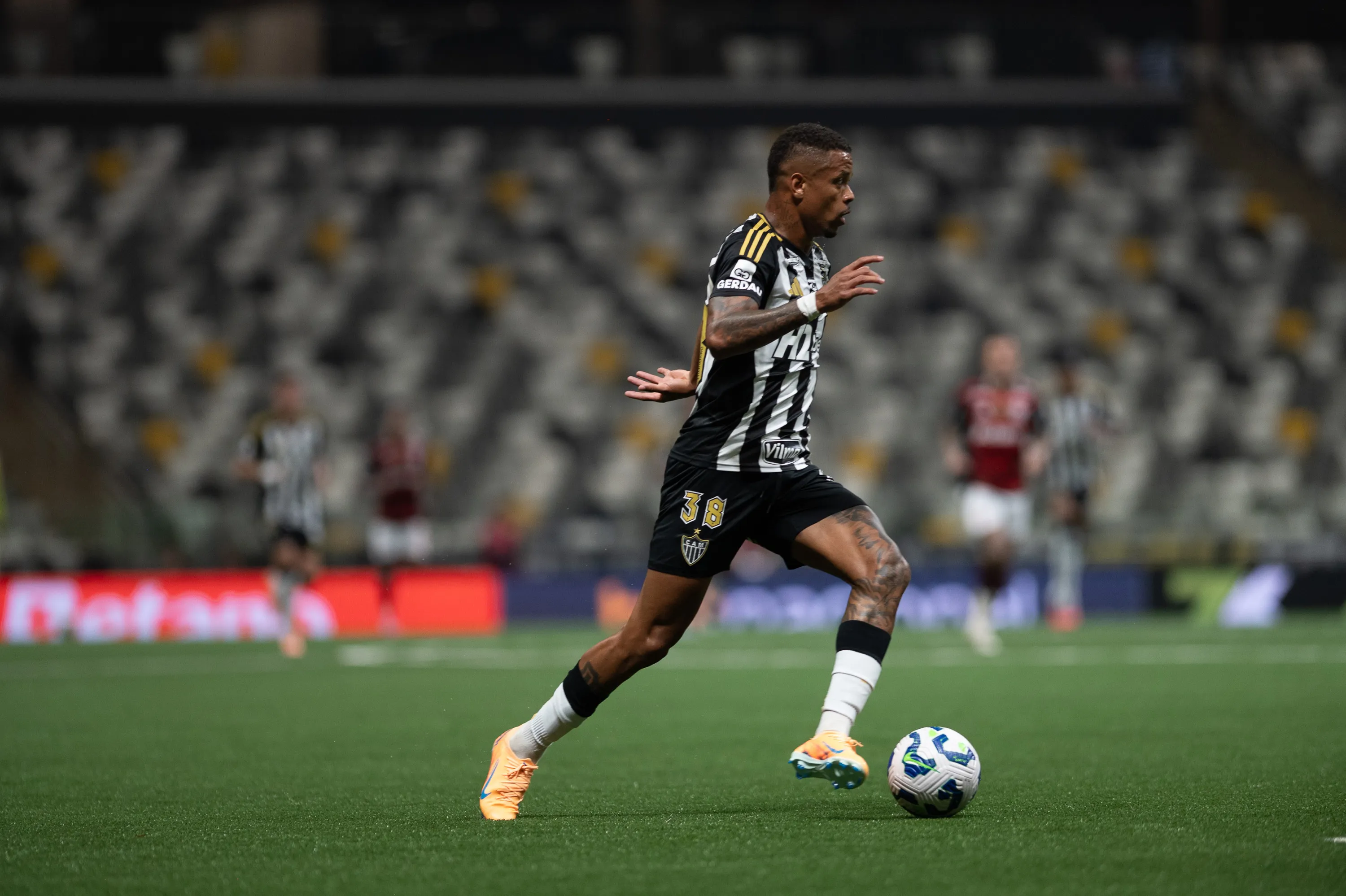 MG – BELO HORIZONTE – 25/11/2025 – BRASILEIRO A 2025, ATLETICO-MG X FLAMENGO – Caio Paulista jogador do Atletico-MG durante partida contra o Flamengo no estadio Arena MRV pelo campeonato Brasileiro A 2025. Foto: Alessandra Torres/AGIF