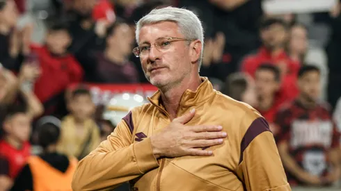 Odair Hellmann durante confronto entre Athletico-PR e América-MG na Série B de 2025.