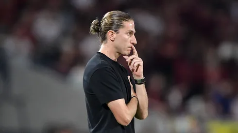 Filipe Luis tecnico do Flamengo durante partida contra o Cruzeiro no estadio Maracana pelo campeonato Brasileiro A 2025. Foto: Thiago Ribeiro/AGIF