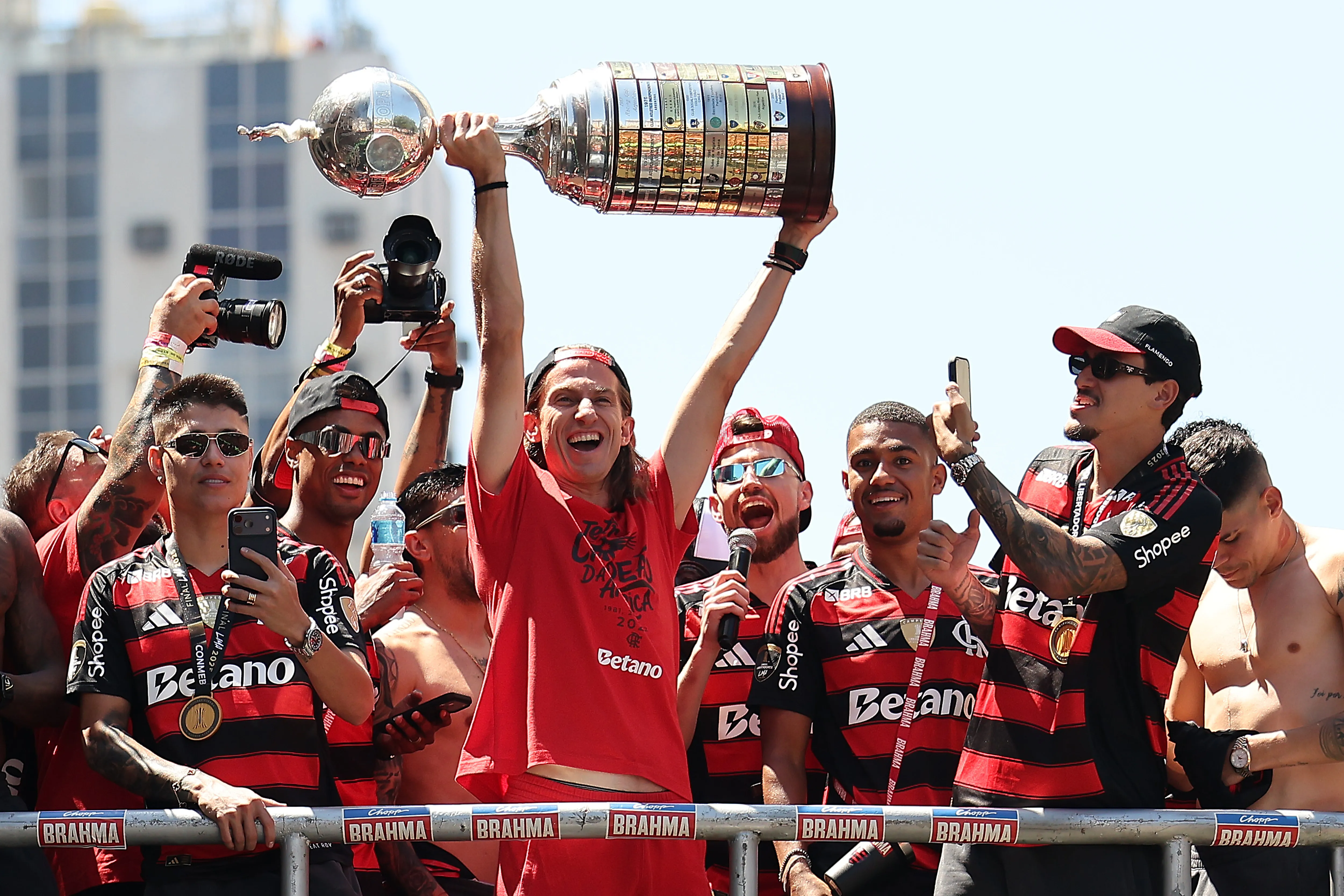 Filipe Luís com a Taça da Copa Libertadores da América. (Photo by Wagner Meier/Getty Images)
