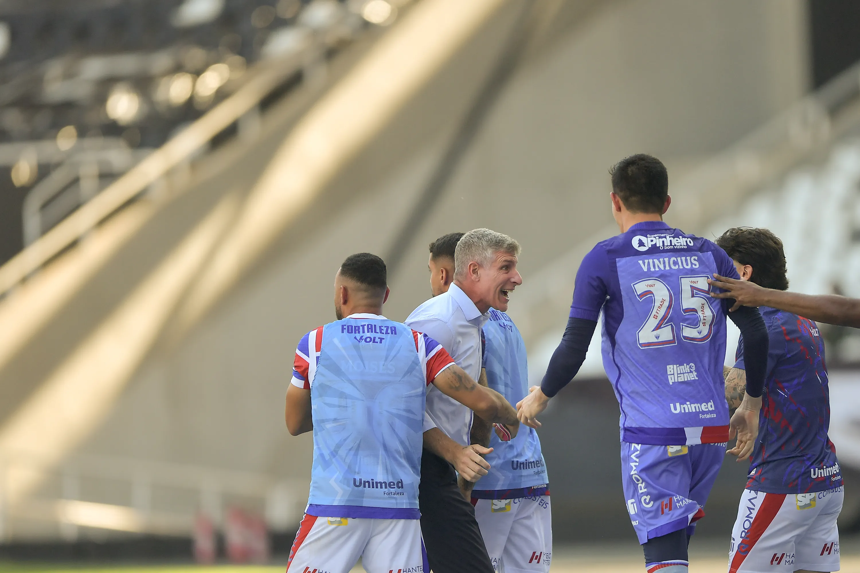 Martin Palermo tecnico do Fortaleza comemora  gol com jogadores reservas do seu time durante partida contra o Botafogo no estadio Engenhao pelo campeonato Brasileiro A 2025. Foto: Thiago Ribeiro/AGIF