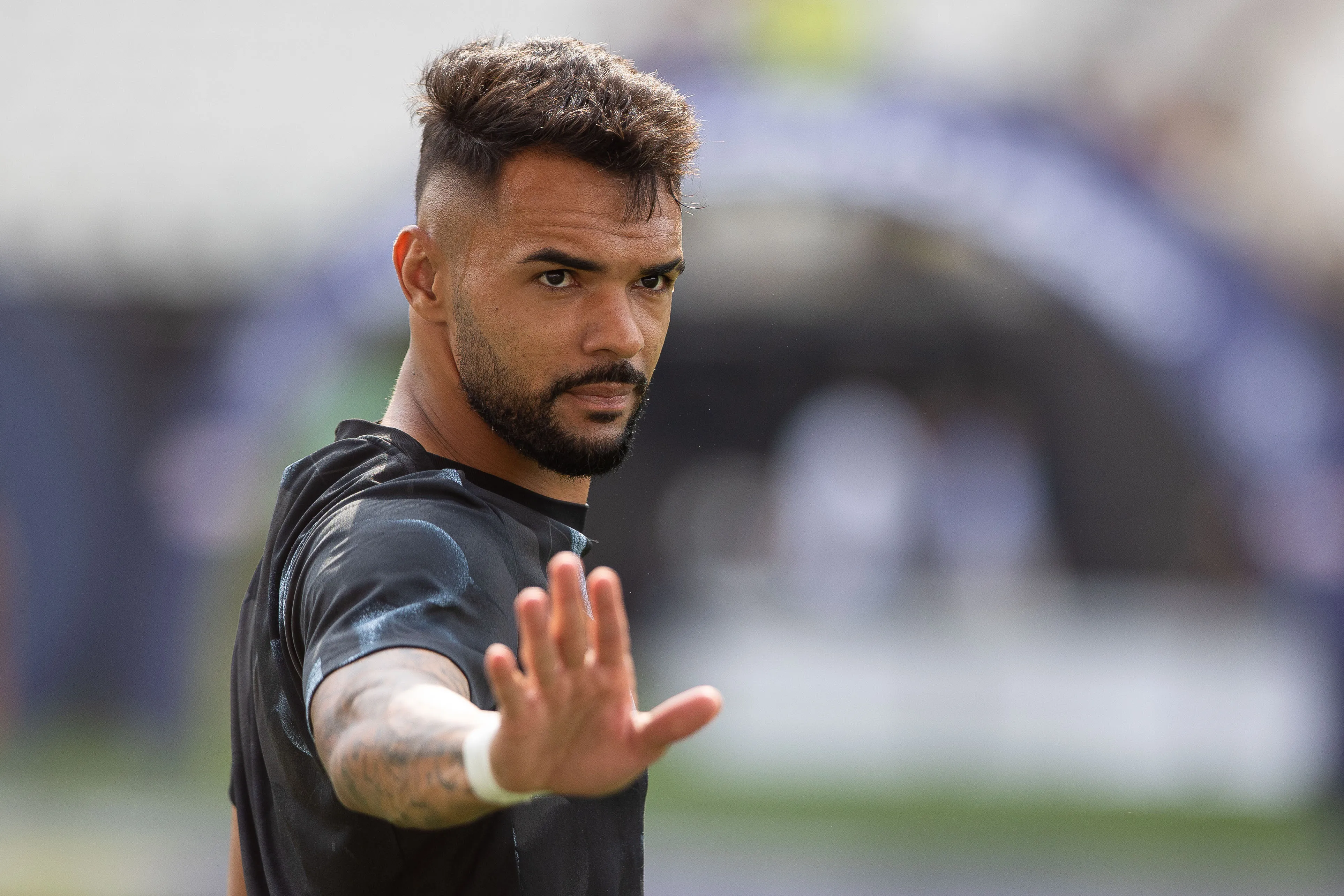 Raniele durante aquecimento antes da partida contra o Juventude no Campeonato Brasileiro de 2025. Foto: Joisel Amaral/AGIF