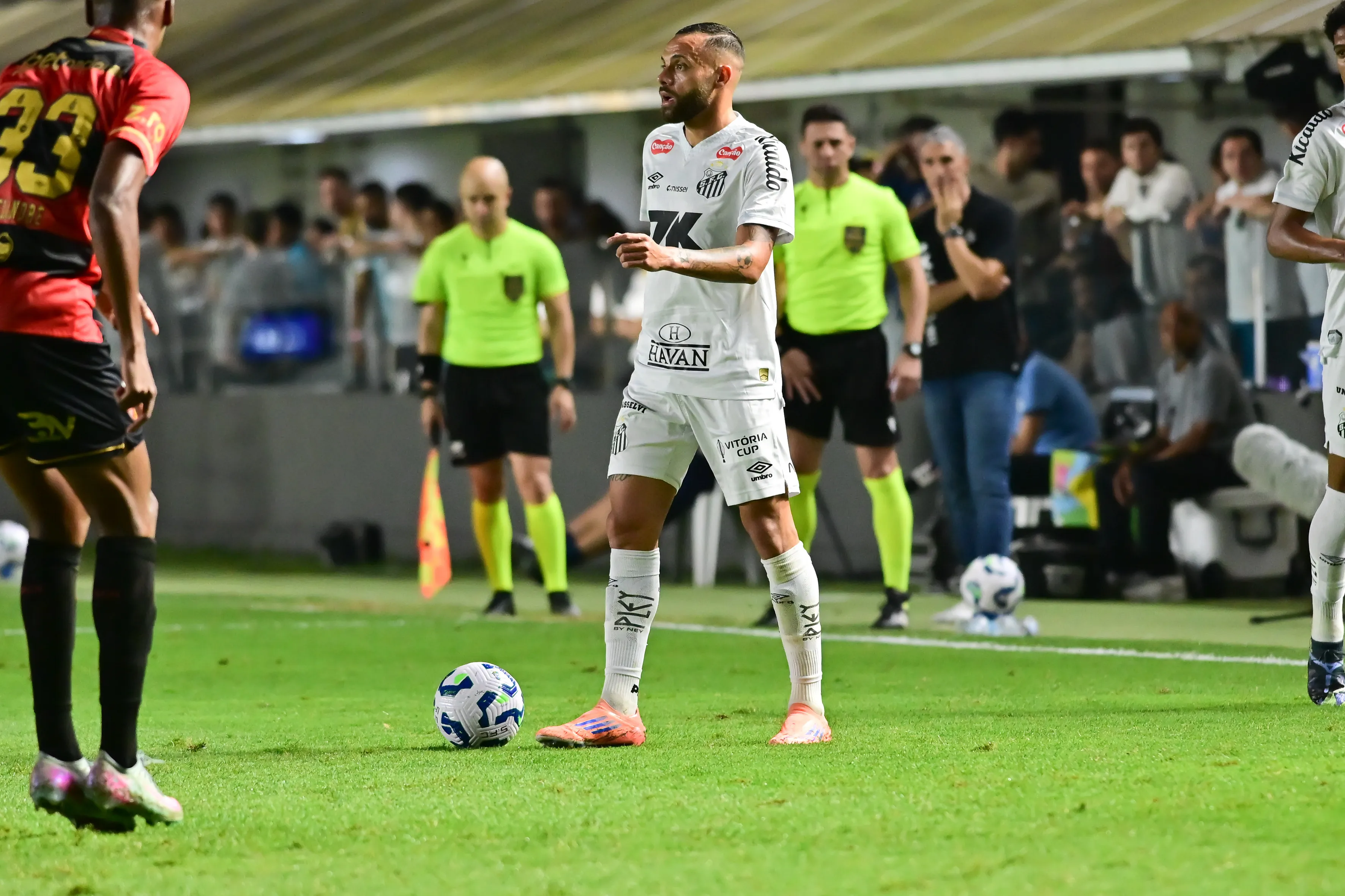 Guilherme jogador do Santos durante partida contra o Sport – Foto: Jota Erre/AGIF