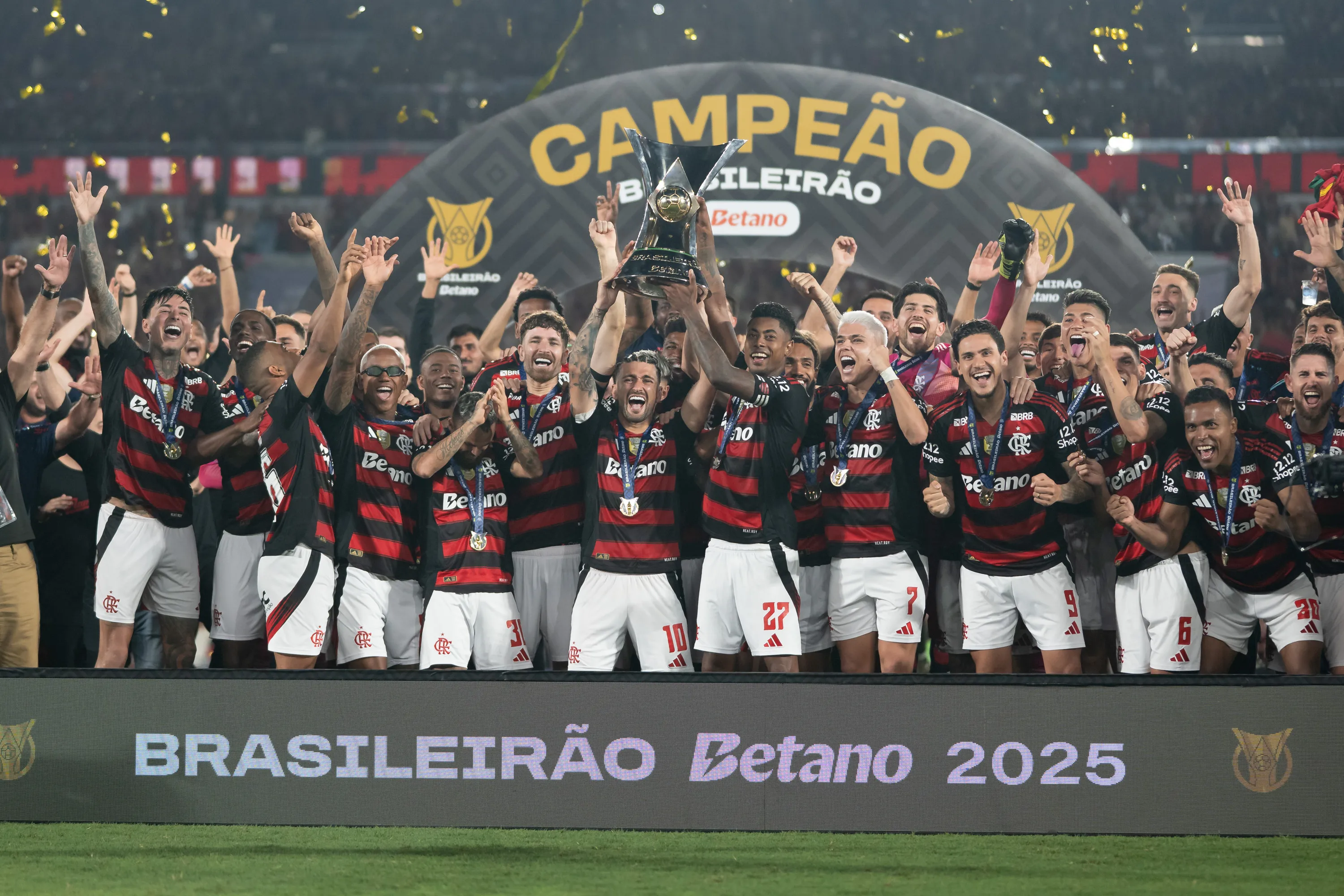 Arrascaeta jogador do Flamengo levanta a taca de campeao durante cerimonia de premiacao ao final da partida contra o Ceara no estadio Maracana pela decisao do campeonato Brasileiro A 2025. Foto: Jorge Rodrigues/AGIF