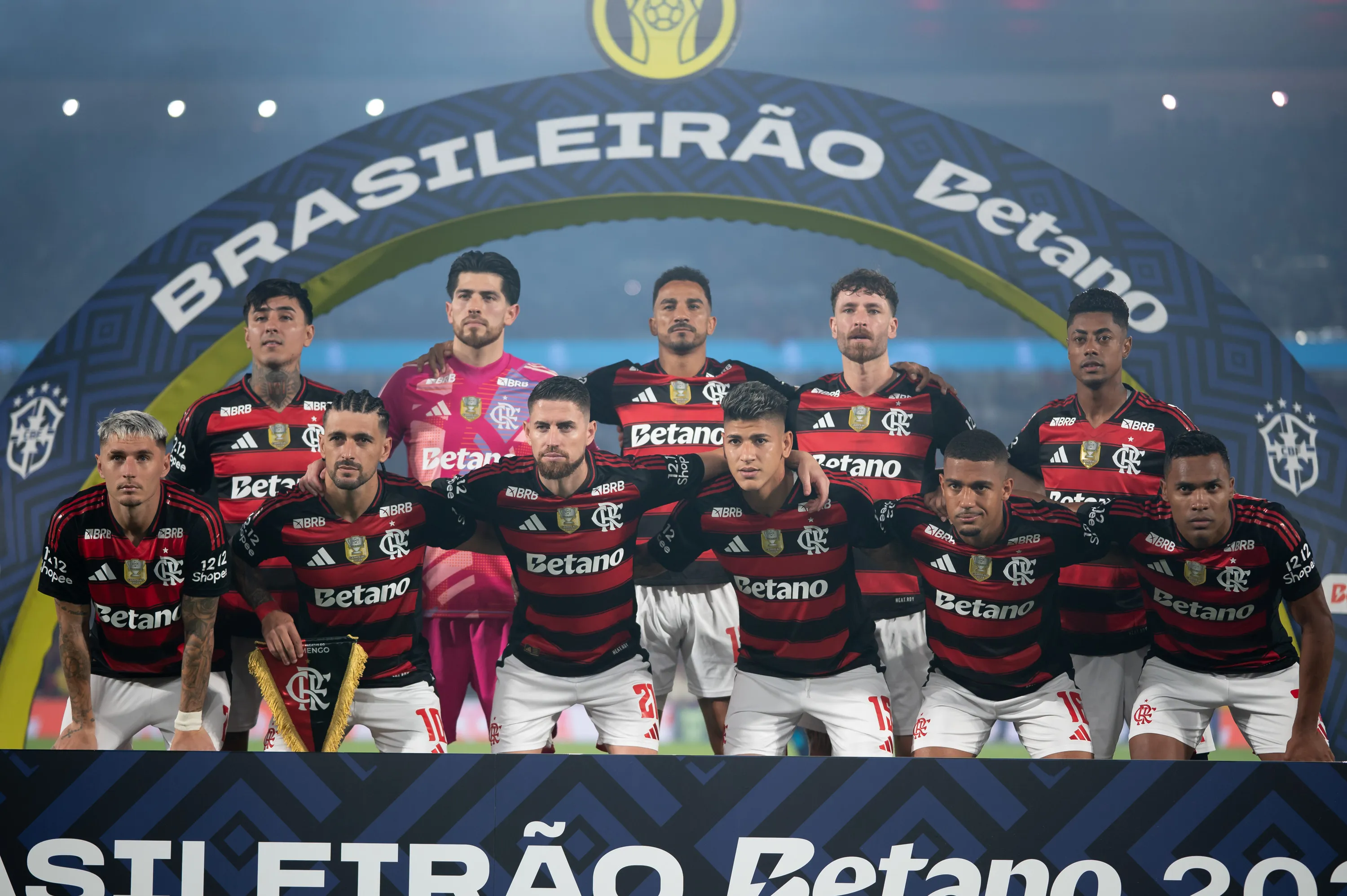 Jogadores do Flamengo posam para foto antes na partida contra Ceara no estadio Maracana pelo campeonato Brasileiro A 2025. Foto: Jorge Rodrigues/AGIF
