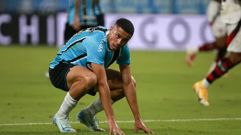 Alysson Edward jogador do Gremio lamenta durante partida contra o Flamengo no estadio Arena do Gremio pelo campeonato Brasileiro A 2025.