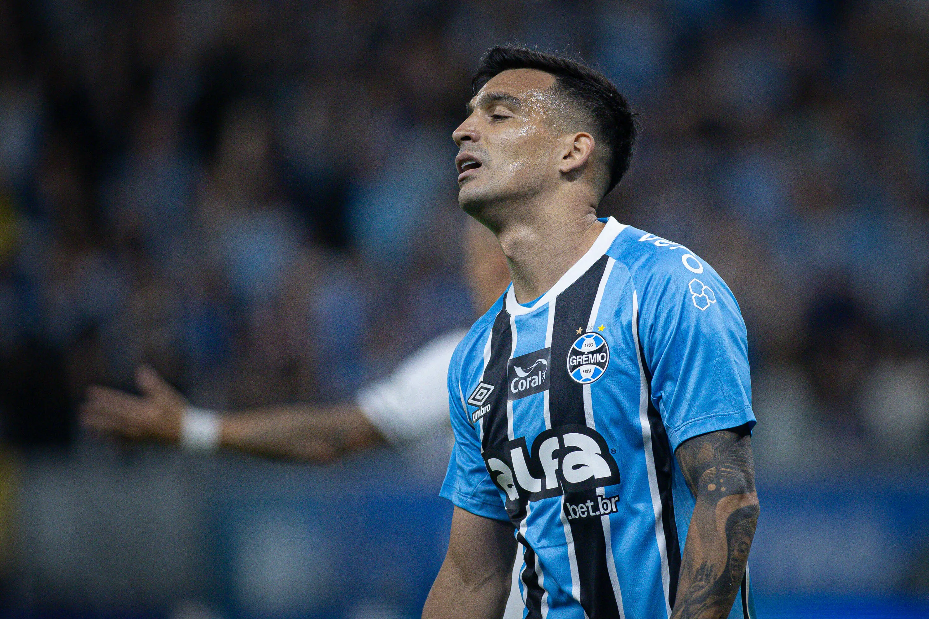 RS – PORTO ALEGRE – 19/11/2025 – BRASILEIRO A 2025, GREMIO X VASCO – Franco Cristaldo jogador do Gremio lamenta durante partida contra o Vasco no estadio Arena do Gremio pelo campeonato Brasileiro A 2025. Foto: Maxi Franzoi/AGIF