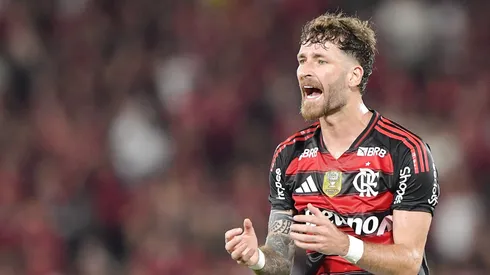 Léo Pereira jogador do Flamengo durante partida contra o Cruzeiro no estádio Maracanã pelo campeonato Brasileiro A 2025. Foto: Thiago Ribeiro/AGIF