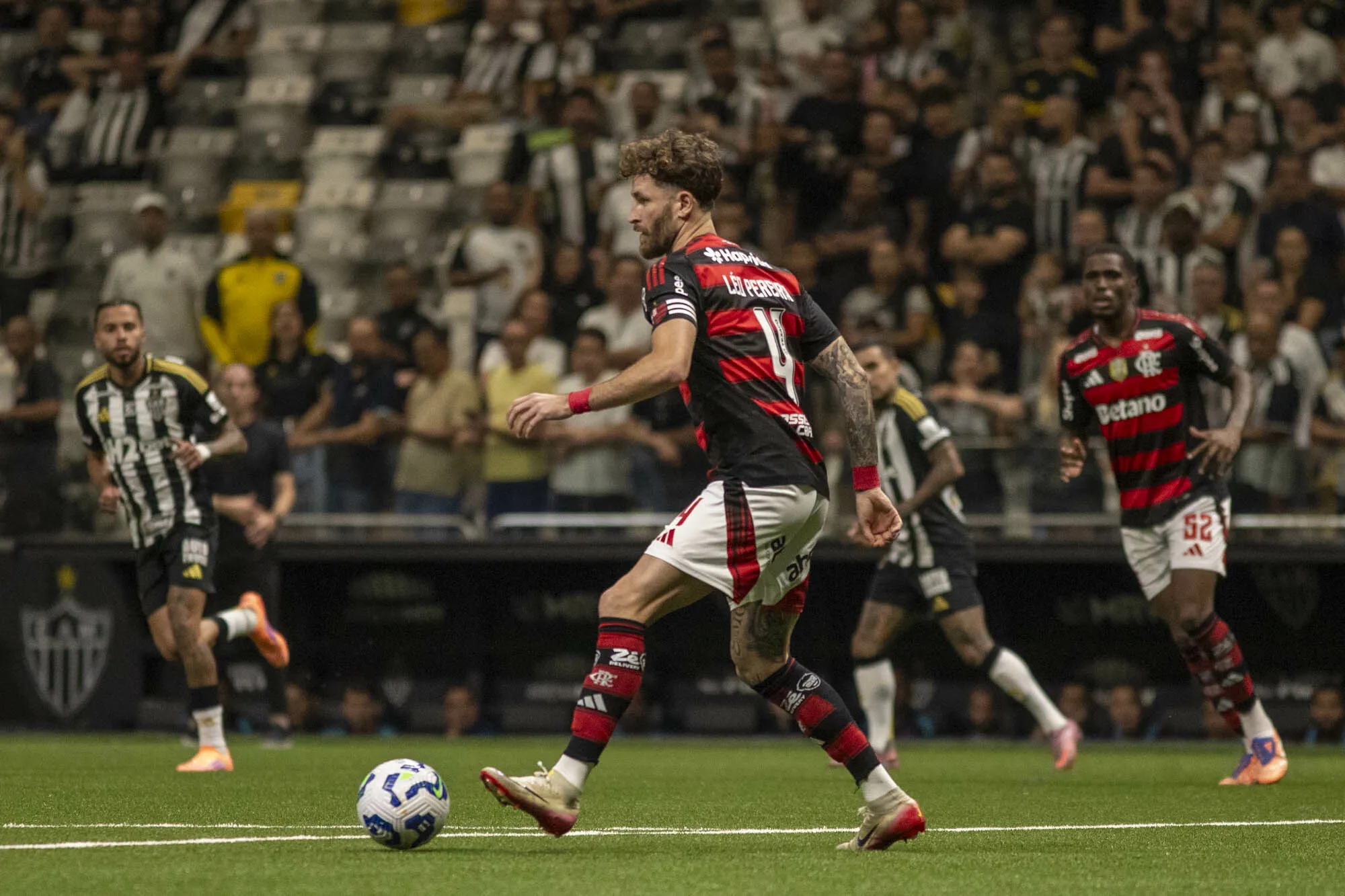 MG – BELO HORIZONTE – 25/11/2025 – BRASILEIRO A 2025, ATLETICO-MG X FLAMENGO – Leo Pereira jogador do Flamengo durante partida contra o Atletico-MG no estadio Arena MRV pelo campeonato Brasileiro A 2025. Foto: Fernando Moreno/AGIF