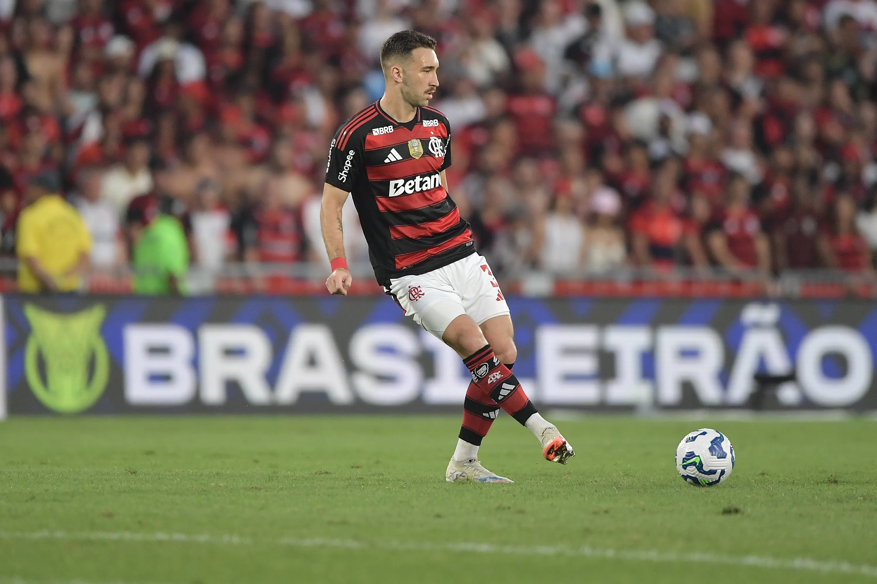 RJ – RIO DE JANEIRO – 21/09/2025 – BRASILEIRO A 2025, FLAMENGO X VASCO – Leo Ortiz jogador do Flamengo durante partida contra o Vasco no estadio Maracana pelo campeonato Brasileiro A 2025. Foto: Thiago Ribeiro/AGIF