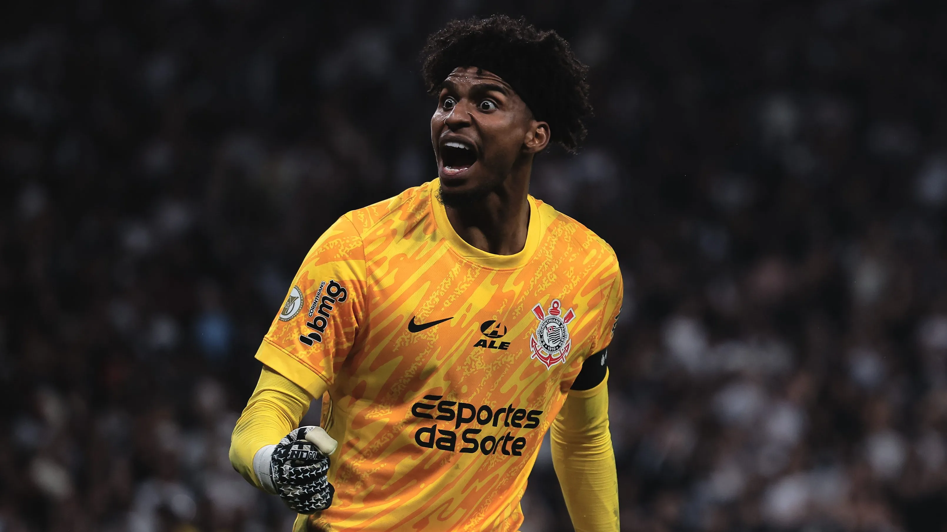 Hugo Souza em campo pelo Corinthians. Foto: Ettore Chiereguini/AGIF