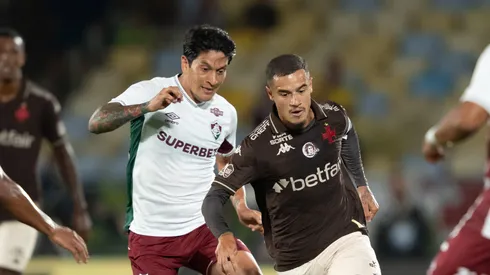 Coutinho jogador do Vasco disputa lance com Cano jogador do Fluminense durante partida no estadio Maracana pelo campeonato Brasileiro A 2025. Foto: Jorge Rodrigues/AGIF