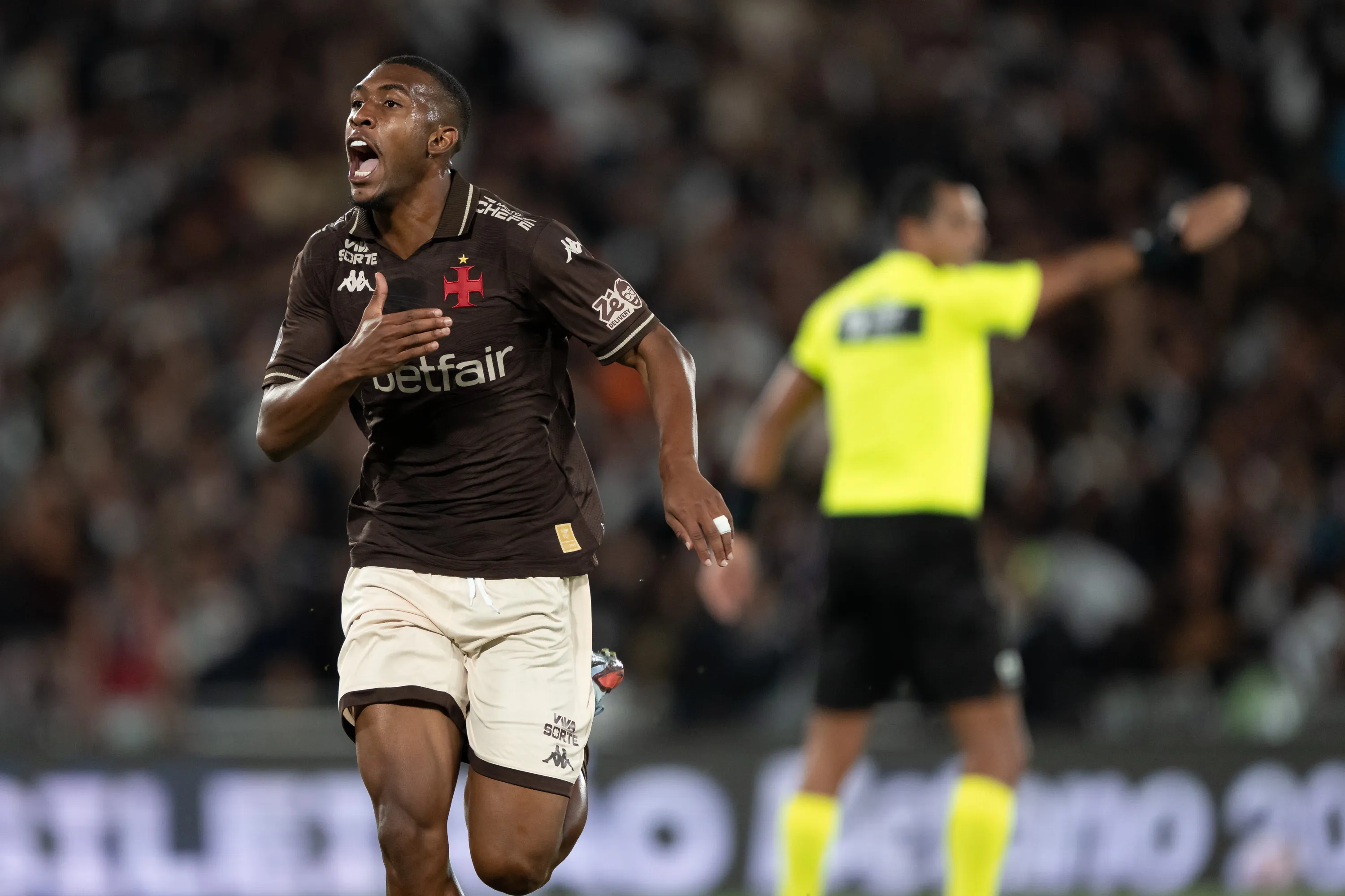 Rayan jogador do Vasco comemora seu gol durante partida contra o Fluminense no estadio Maracana pelo campeonato Brasileiro A 2025. Foto: Jorge Rodrigues/AGIF