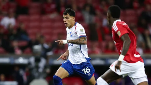 Lucas Villlalba marcado por Vitão. (Photo by Pedro H. Tesch/Getty Images)