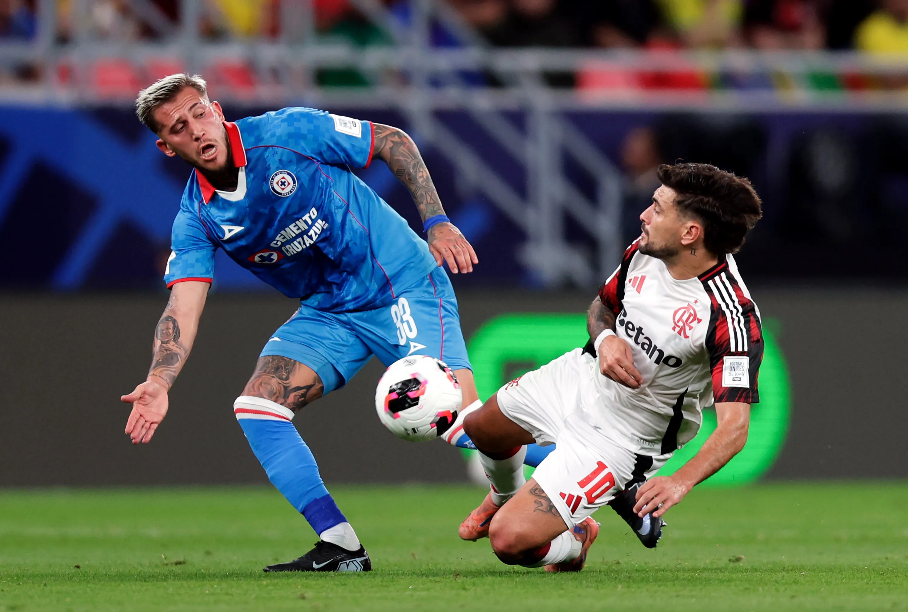 Arrascaeta divide a bola com jogador do Cruz Azul. (Photo by Getty Images/Getty Images)