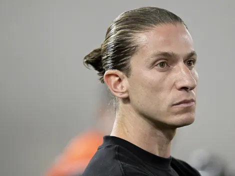 Flamengo vence Cruz Azul, mas Filipe Luís é "cornetado" por insistência em titular