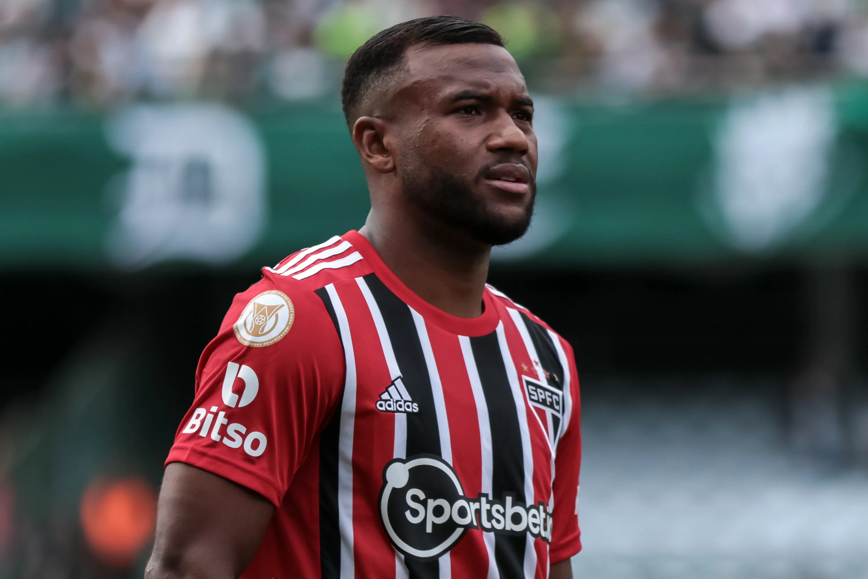 Luan com a camisa do São Paulo – Foto: Robson Mafra/AGIF