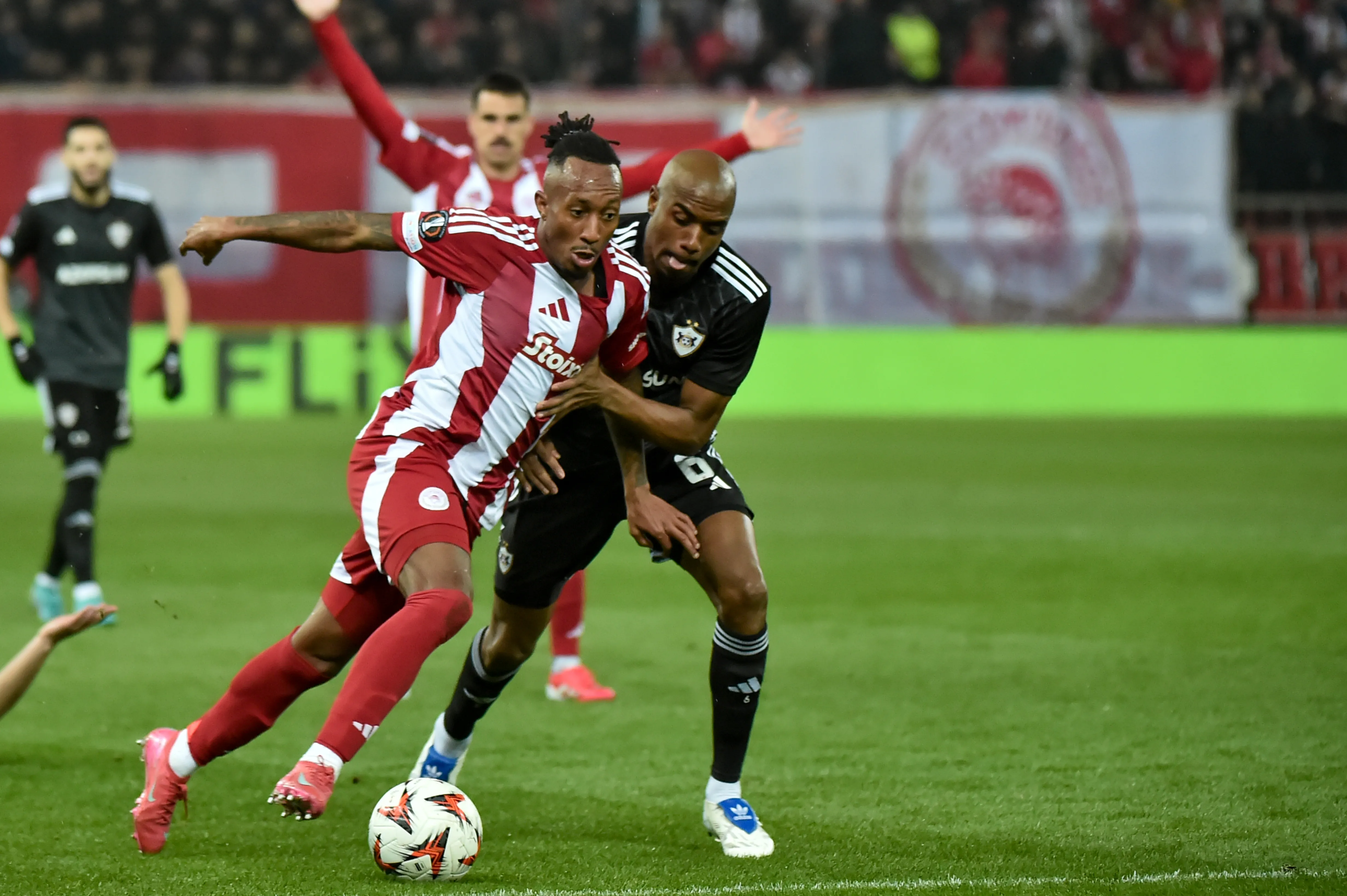 Júlio Romão vestindo a camisa do Qarabag.  (Foto: Milos Bicanski/Getty Images)