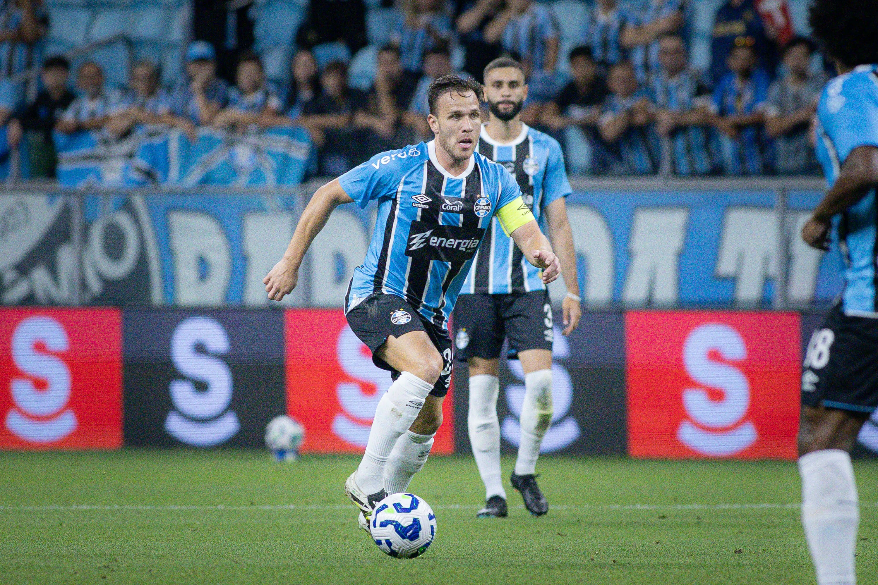 Arthur, jogador do Grêmio, durante partida contra o Fluminense –  Foto: Maxi Franzoi/AGIF