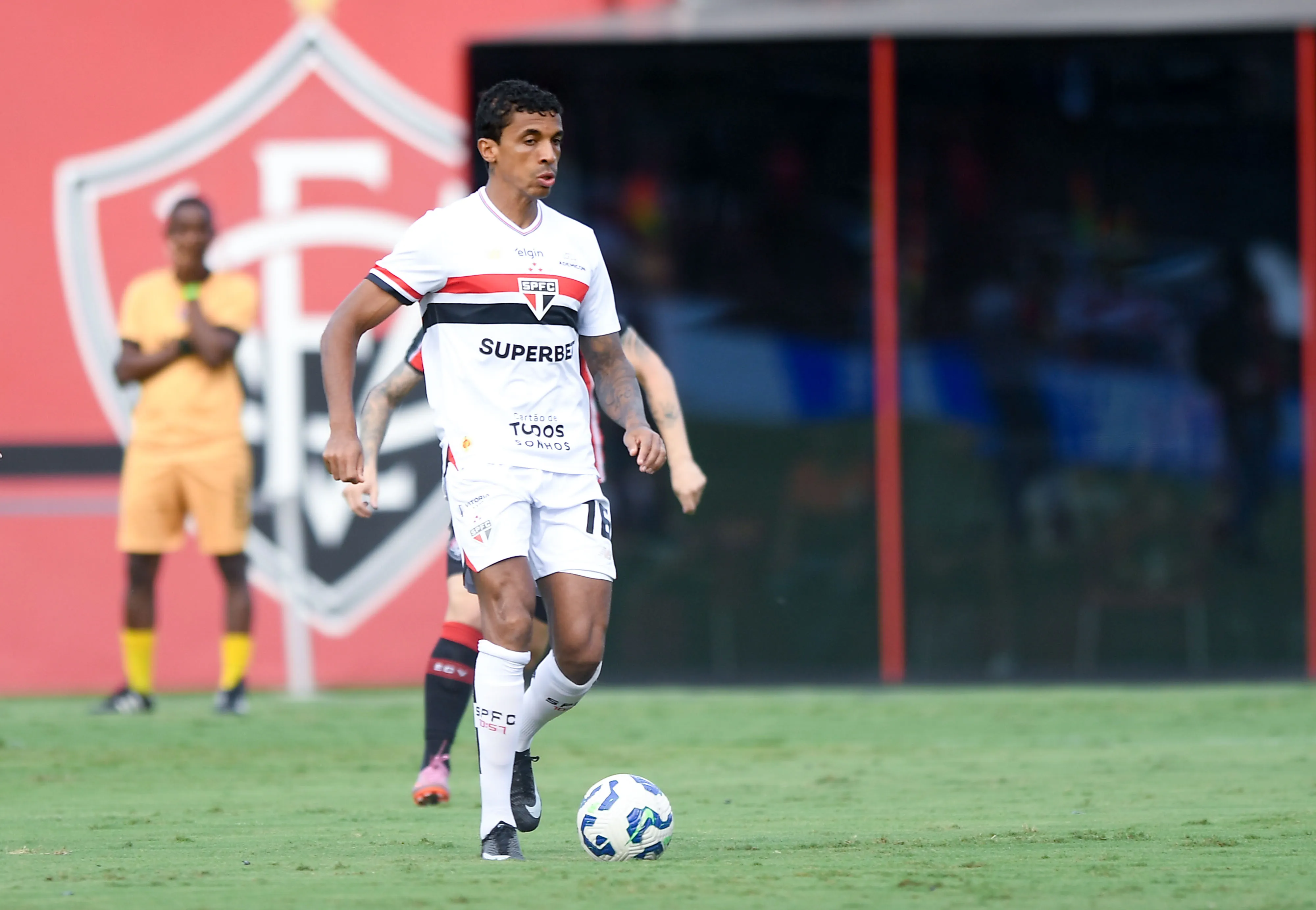 Luiz Gustavo está de saída – Foto: Jhony Pinho/AGIF.