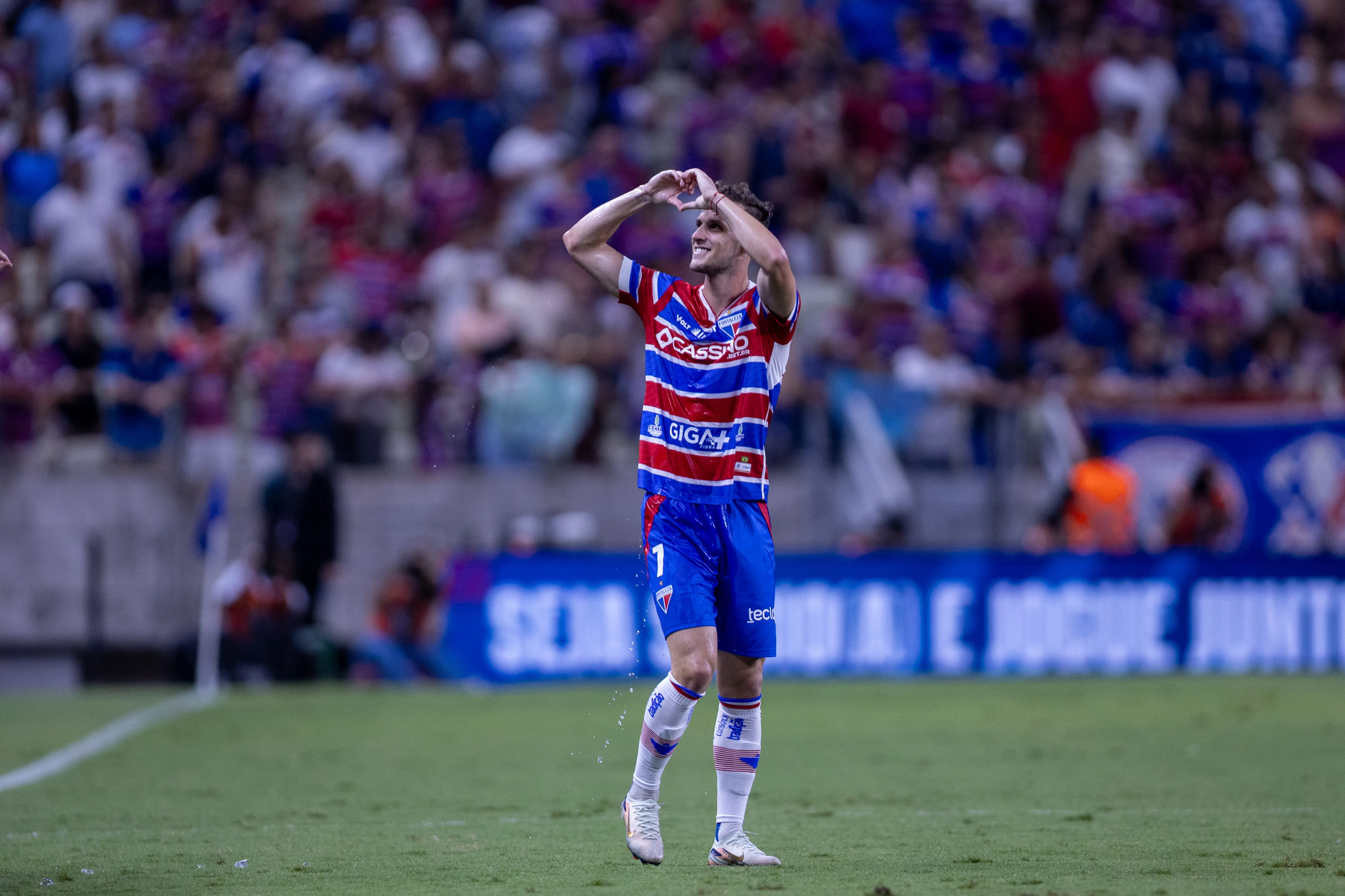 Pochettino com a camisa do Fortaleza –  Foto: Baggio Rodrigues/AGIF