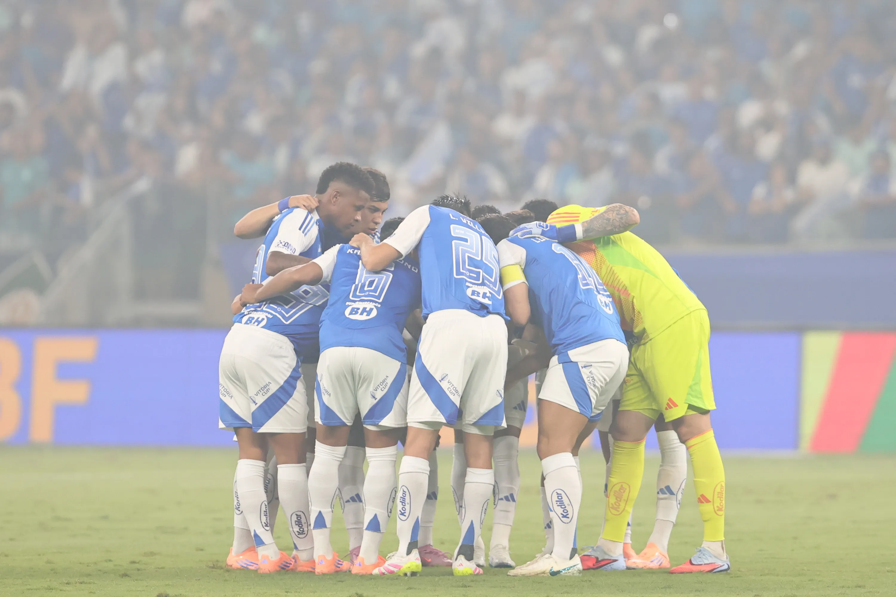 Jogadores do Cruzeiro durante entrada em campo para partida contra o Corinthians no estadio Mineirao pelo campeonato Copa Do Brasil 2025. Foto: Gilson Lobo/AGIF