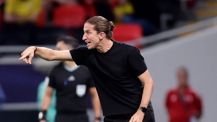 Filipe Luís, treinador do CR Flamengo, gesticula durante o clássico das Américas da FIFA 2025 entre Cruz Azul e CR Flamengo, no Estádio Ahmad Bin Ali, em 10 de dezembro de 2025, em Doha, Catar. (Foto: Getty Images/Getty Images)