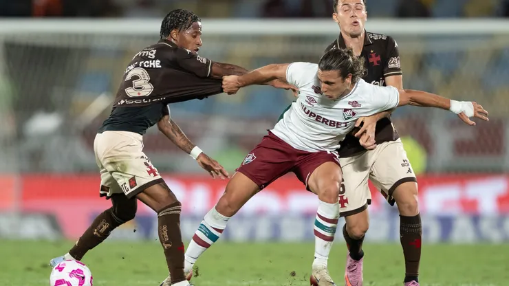 Tchê Tchê jogador do Vasco disputa lance com Canobbio jogador do Fluminense durante partida no estádio Maracanã pelo campeonato Brasileiro A 2025. Foto: Jorge Rodrigues/AGIF