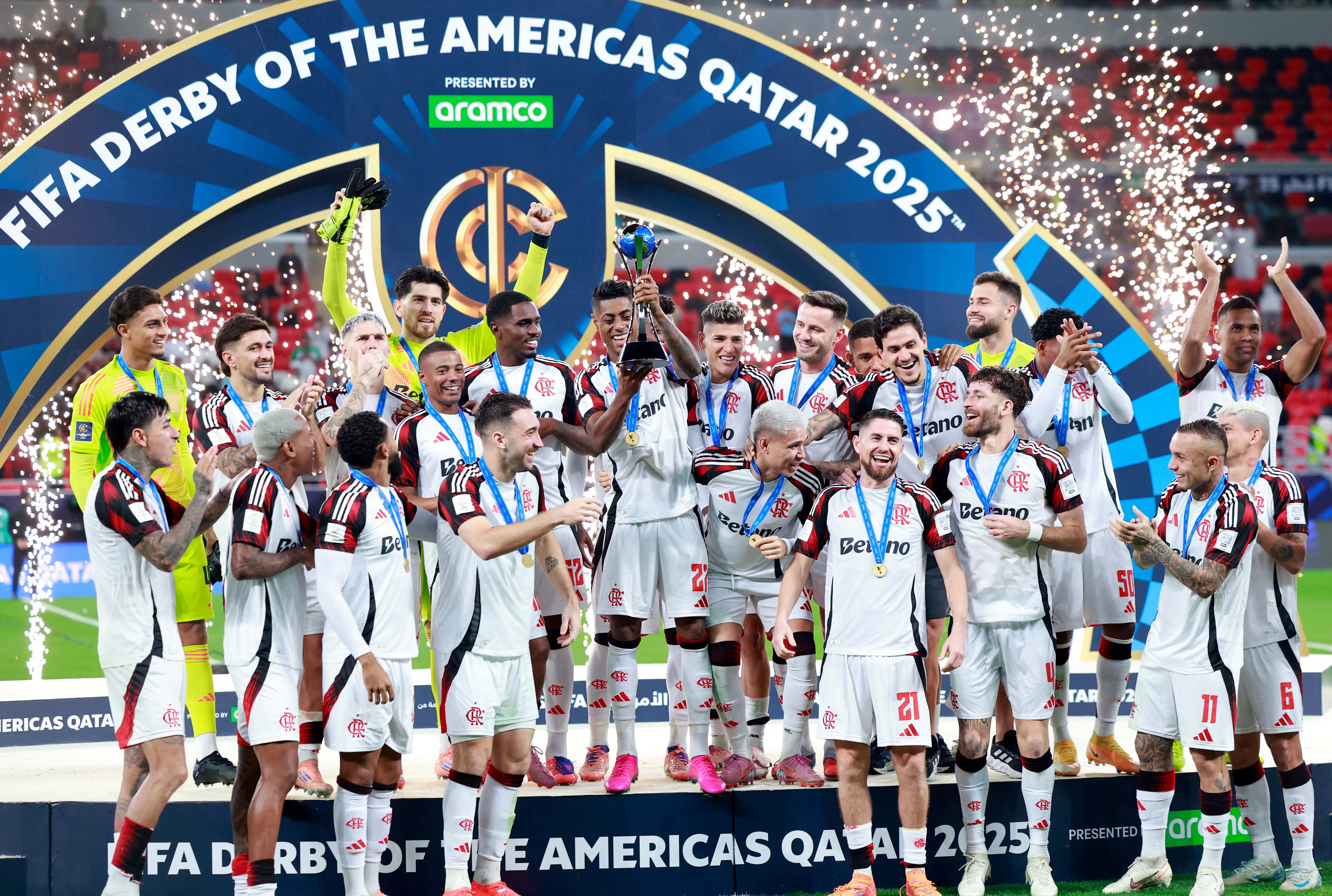 Flamengo levanta taça do Derby das Américas. (Photo by Getty Images/Getty Images)