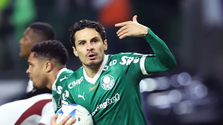 SAO PAULO, BRAZIL - OCTOBER 30: Raphael Veiga of Palmeiras celebrates after scoring the team's third goal during the Copa CONMEBOL Libertadores 2025 semi-final second leg match between Palmeiras and LDU Quito at Allianz Parque on October 30, 2025 in Sao Paulo, Brazil. (Photo by Alexandre Schneider/Getty Images)