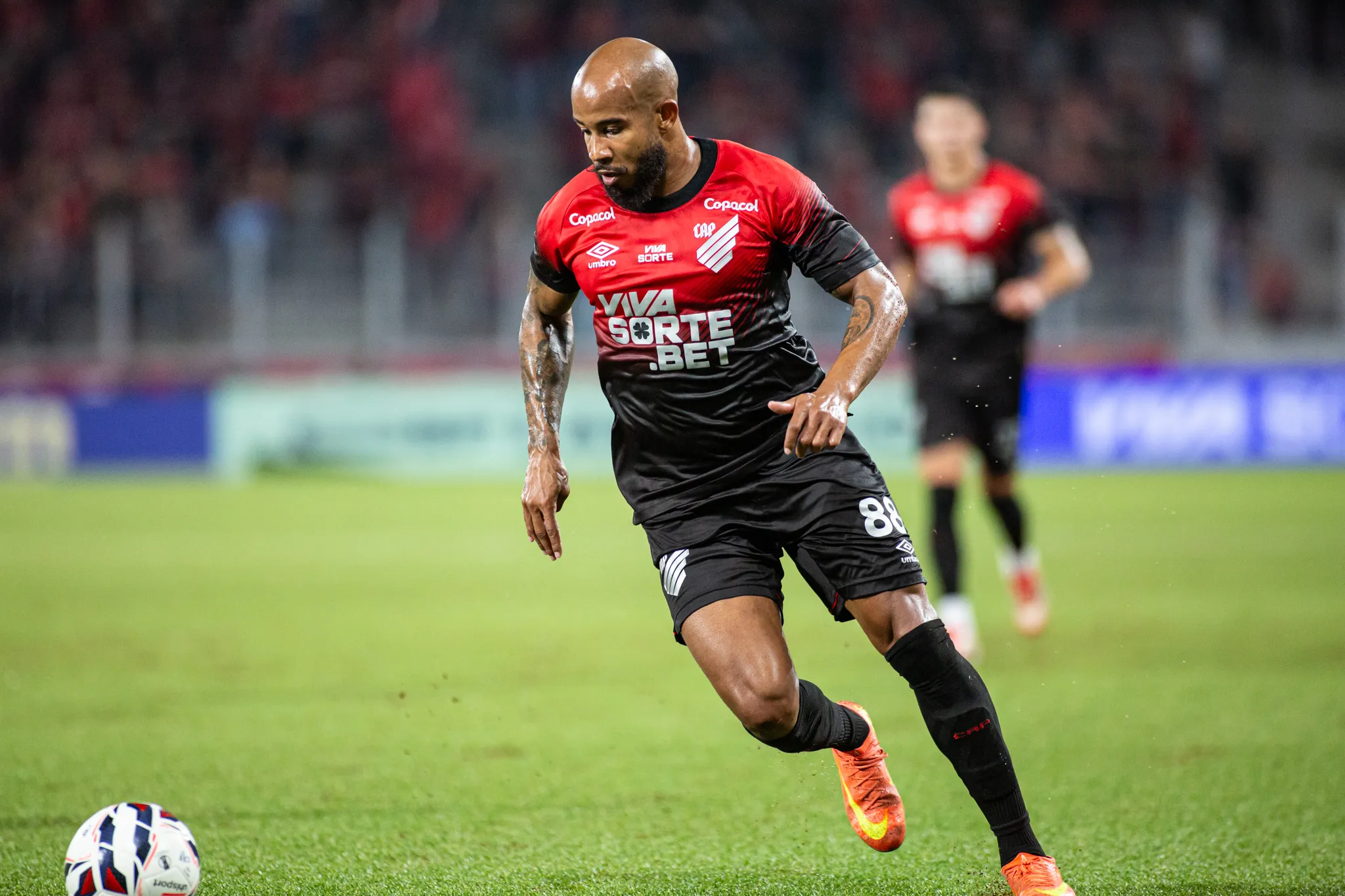 Patrick durante partida entre Athletico e Chapecoense na Série B de 2025. Foto: Luis Garcia/AGIF
