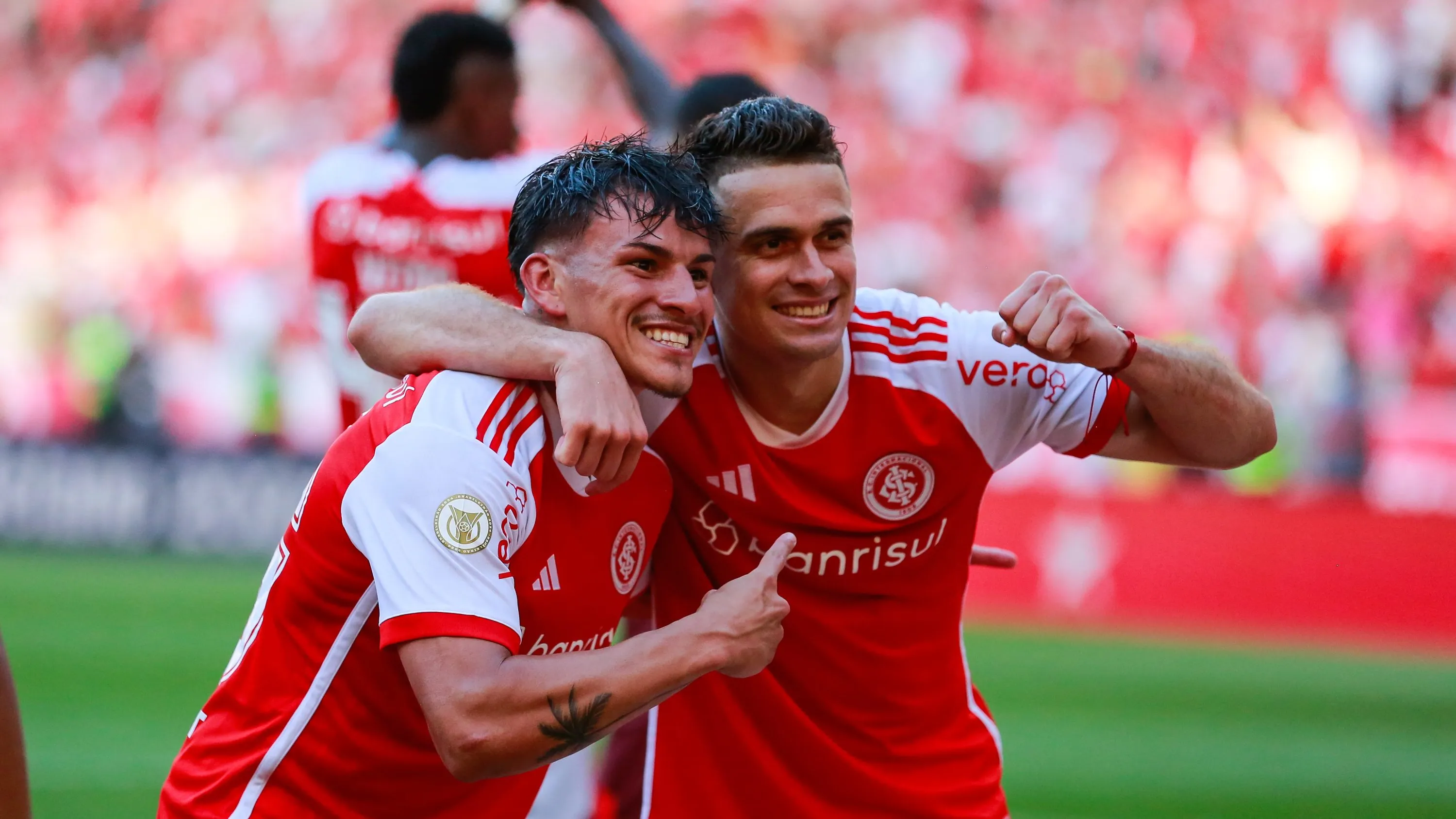 Bernabei e Borré comemorando gol pelo Inter. Foto: Luiz Erbes/AGIF