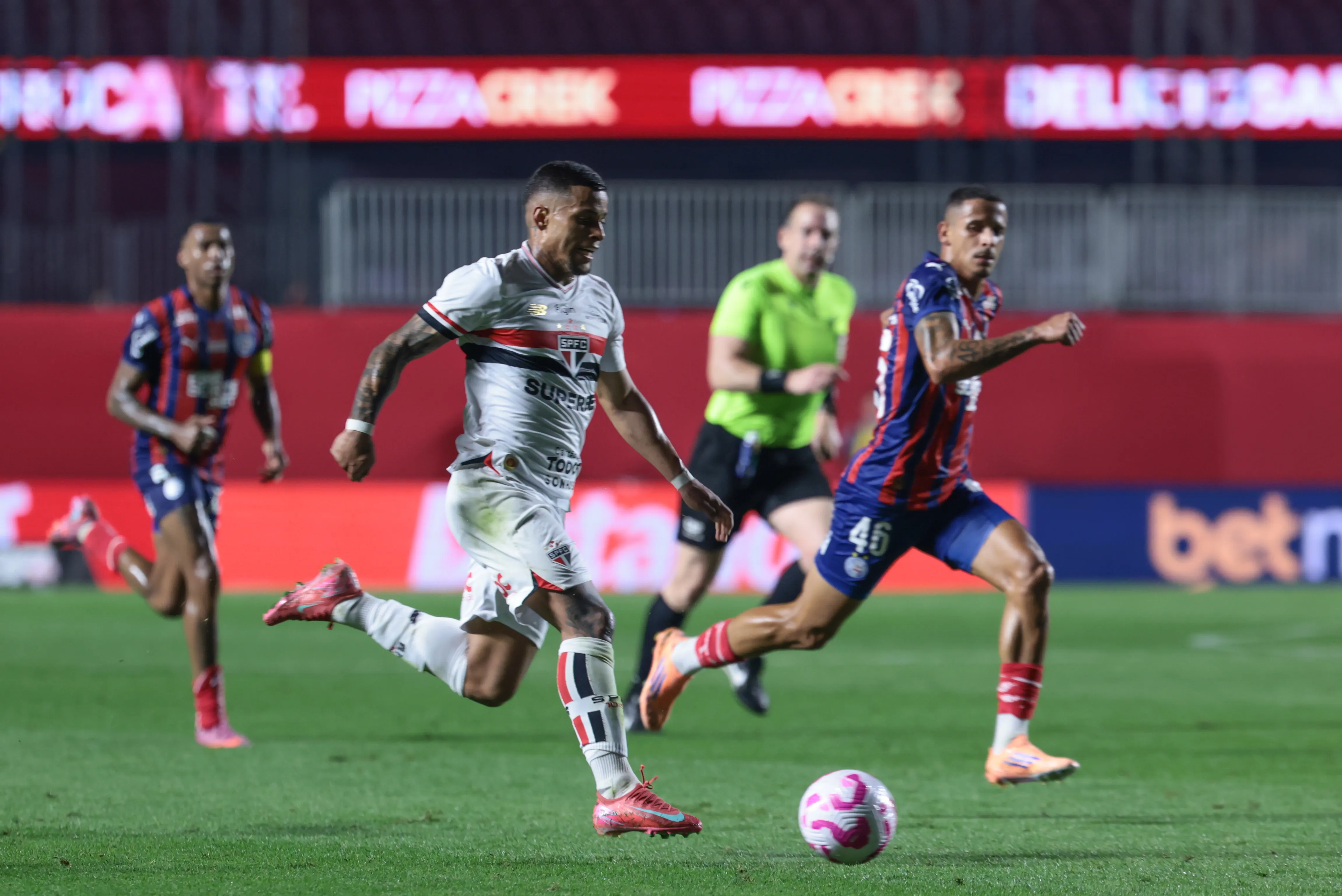 Mailton, jogador do São Paulo, durante partida contra o Bahia – Foto: Marcello Zambrana/AGIF