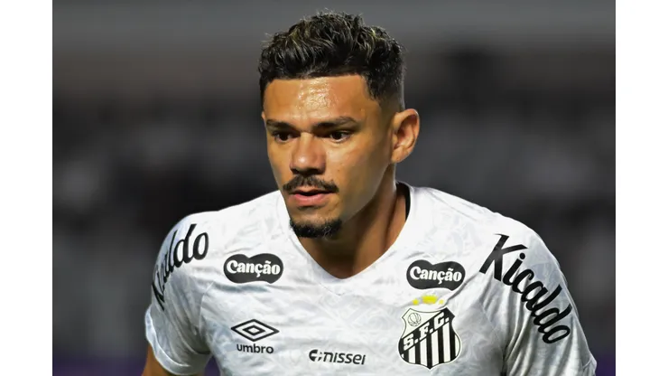SP - SANTOS - 21/09/2025 - BRASILEIRO A 2025, SANTOS X SAO PAULO - Tiquinho Soares jogador do Santos durante partida contra o Sao Paulo no estadio Vila Belmiro pelo campeonato Brasileiro A 2025. Foto: Jota Erre/AGIF