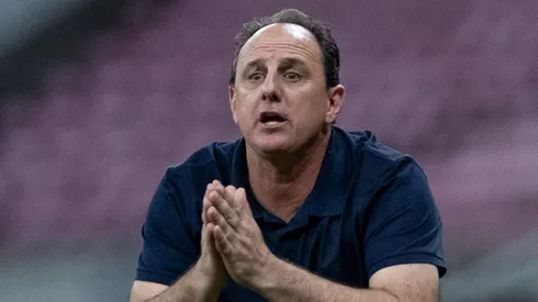 Rogério Ceni durante confronto entre Retrô x Bahia na Copa do Brasil 2025.
