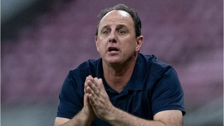 Rogério Ceni durante confronto entre Retrô x Bahia na Copa do Brasil 2025.