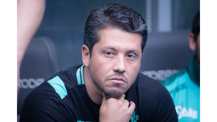 Thiago Carpini durante confronto entre Grêmio x Juventude no Brasileirão 2025.