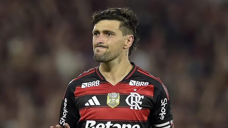 Arrascaeta comemora gol marcado pelo Flamengo. (Photo by Dhavid Normando/Getty Images)