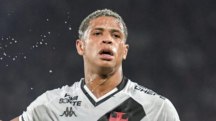 RJ - RIO DE JANEIRO - 21/09/2025 - BRASILEIRO A 2025, FLAMENGO X VASCO - Barros jogador do Vasco comemora gol durante partida contra o Flamengo no estadio Maracana pelo campeonato Brasileiro A 2025. Foto: Thiago Ribeiro/AGIF